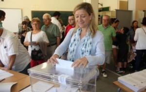 L’alcaldessa de Vilanova i la Geltrú i diputada de JxSí, Neus Lloveras (CDC), votant a les eleccions municipals de 2015. ACN