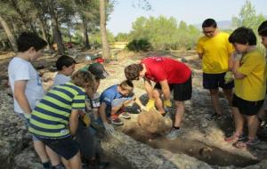 L’Arqueocasal permet que una desena de joves facin d’arqueòlegs al Pla dels Albats. Ajuntament d'Olèrdola