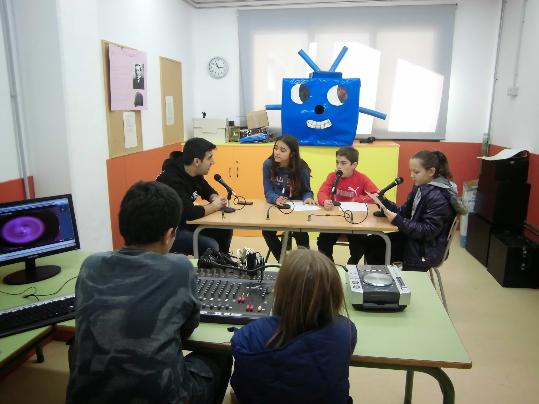 Ajt S.M. i els Monjos. Lemissora escolar Ràdio Ràpia, impulsada des de lescola Sant Domènec, compleix 25 anys