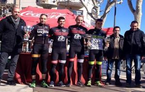 Eix. L'entrega de trofeus amb el regidor d'Esports