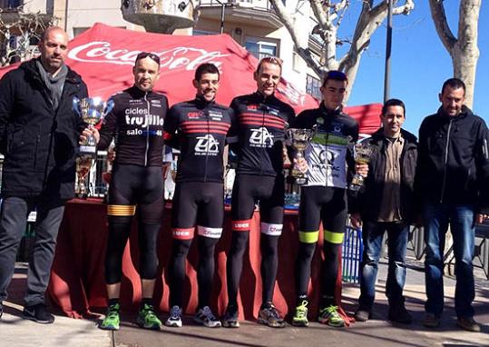 Eix. L'entrega de trofeus amb el regidor d'Esports