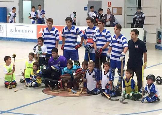 L'equip d'Iniciació 2015/16 entrenant amb l'equip juvenil. CP Sitges