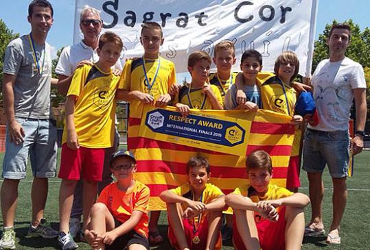 l’equip masculí del Col.legi Sagrat Cor amb Johan Cruyff. Eix