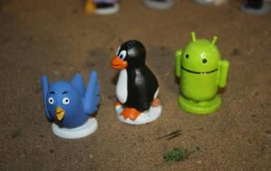 Les alcaldesses Colau i Carmena, entre les novetats que ha presentat Caganer.comLes icones de les xarxes socials Twitter, el sistema Android i Linux, 