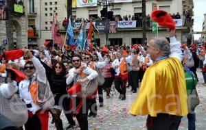 EIX. Les Comparses. El president de la FAC, Josep Maria Sendrós, convidant els comparsers a saludar amb la barretina