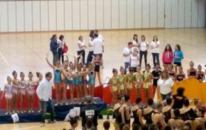 Les gimnastes del CR Vilafranca a la primera posició del pòdium. Eix