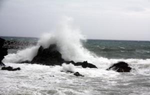Les onades impactant contra les roques, a la platja de la Gola de Llançà. ACN