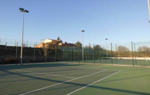 Les pistes de tennis de Sant Sadurní, sense llum per un robatori de cablejat de coure