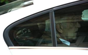 L'extresorer de CDC, Daniel Osàcar, a l'interior del cotxe on ha estat traslladat. ACN