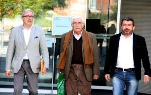L'extresorer de CDC, Daniel Osácar, sortint dels jutjats del Vendrell amb l'advocat Xavier Melero i Francesc Sánchez Vera. ACN