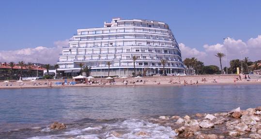 L'Hotel Terramar està ubicat al passeig marítim de Sitges, número 80. . Hotel Terramar