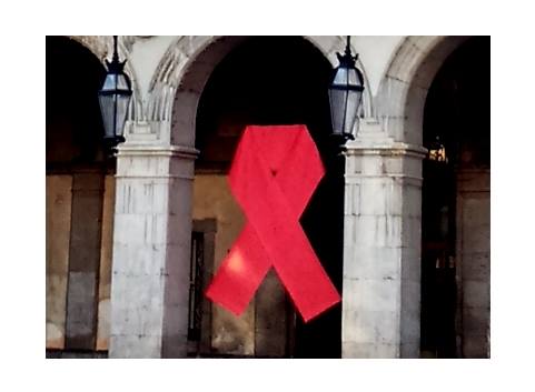Llaç vermell a les portes de l'Ajuntament de Vilanova i la Geltrú pel Dia Mundial de la Sida. Ajuntament de Vilanova