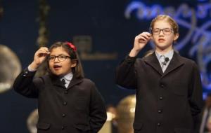 Lorena Stefan i Nicol Valenzuela del col·legi San Ildefonso cantant la grossa de Nadal el 22 de desembre del 2015. ACN