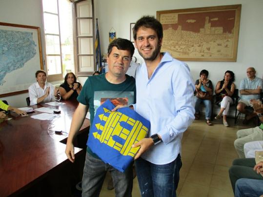 Ajuntament d'Olèrdola. Lucas Ramírez rebia de l'alcalde sortint, Josep Tort, la bandera del municipi