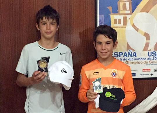 Marçal Miret, campió de l'aleví masculí, al costat de Carles Rojas, finalista, després del lliurament de premis. Eix