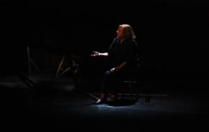 Mercè Arànega interpretant 'Neus Català. Un cel de plom' aquest dimarts 6 d'octubre. ACN