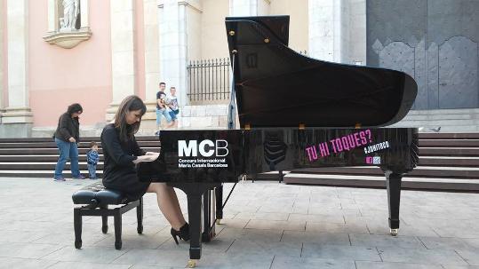 Auditori Eduard Toldrà. Més de 300 persones toquen el piano a la plaça de les Neus de Vilanova