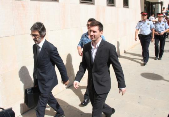 Messi surt acompanyat del seu advocat dels jutjats de Gavà en una imatge del setembre del 2013. ACN
