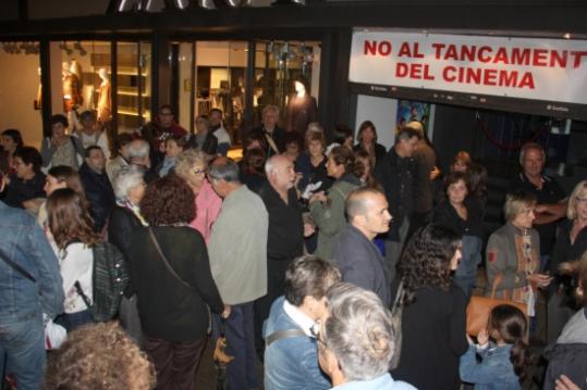 Mig centenar persones s'han concentrat davant el cinema Bosc. ACN