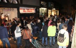 Mig centenar persones s'han concentrat davant el cinema Bosc