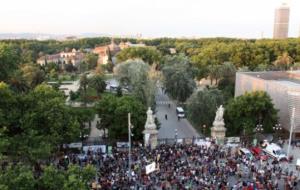 Milers de persones es van concentrar a les portes del Parc de la Ciutadella en el marc del setge al Parlament, el juny del 2011. ACN