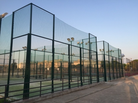 Millores a l’equipament de les pistes de pàdel del Poliesportiu de Cubelles. Ajuntament de Cubelles