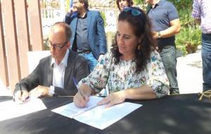 ERC. Miquel Fons (CiU) i Aurora Carbonell (ERC) signen el pacte de govern a Sitges