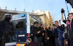 Mossos i manifestants davant la seu de la delegació del govern espanyol a Barcelona, en la manifestació contra la 'llei mordassa'. ACN