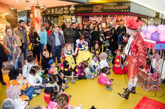 Ajuntament de Calafell. Nens i nenes de Calafell participen en la 1a. Rua de Carnaval del Mercat Municipal