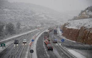 Neu a la carretera C-15, tallada a Canyelles