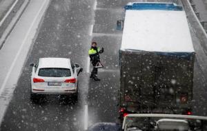 Neu a la carretera C-15, tallada a Canyelles