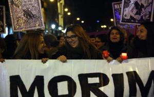 Noies subjectant la pancarta 'No morim, ens maten' a la capçalera de la manifestació de rebuig a la violència masclista el 25 de novembre
