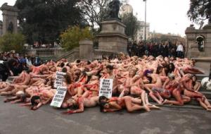 Nuesa multitudinària al centre de Barcelona per denunciar l'ús de pells d'animals