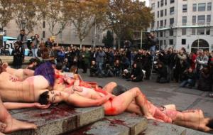 Nuesa multitudinària al centre de Barcelona per denunciar l'ús de pells d'animals