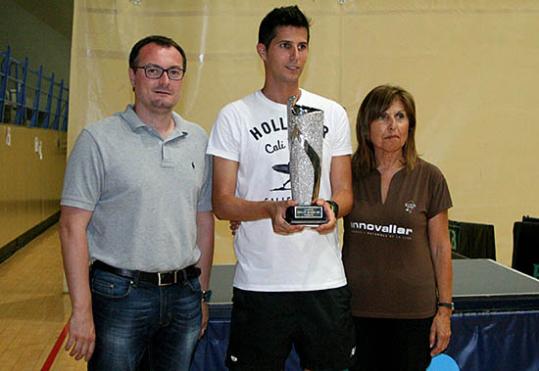 Oriol Monzó rebent la copa de campió . CTT Vilanova