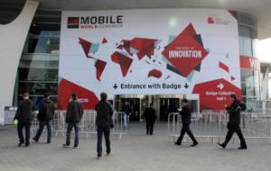 Participants del Mobile World Congress (MWC) 2015 aquest diumenge davant una de les entrades del recinte firal Gran Via