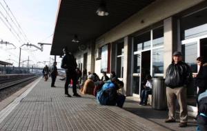 Passatgers esperant el tren a l'estació de Mollet-Sant Fost. Alguns s'han hagut d'esperar una hora a l'estació. ACN