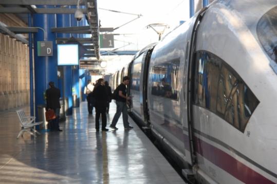 Passatgers que es dirigeixen a Madrid, pugen a un AVE a Lleida. ACN