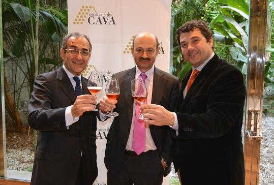 Confraria del Cava. Patrici Tixis (Cambra del Llibre de Catalunya), Antoni Daura (Gremi de Llibreters de Catalunya) i Antoni de la Rosa i Torelló (Con