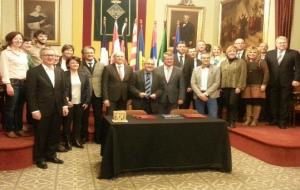 Ajuntament de Vilafranca. Pere Regull rep els alcaldes de les ciutats agermanades de Melzo i Novo Mesto i signa un pacte damistat amb Villefranche-su