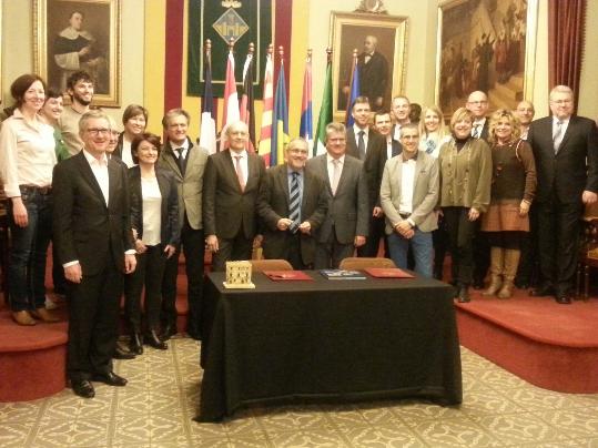 Ajuntament de Vilafranca. Pere Regull rep els alcaldes de les ciutats agermanades de Melzo i Novo Mesto i signa un pacte damistat amb Villefranche-su