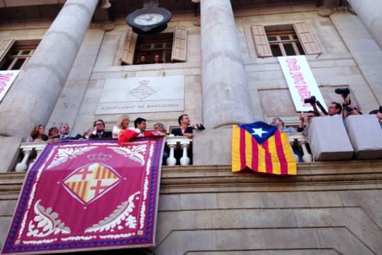 Picabaralla per les banderes al balcó de l'Ajuntament de Barcelona. Laura Estrada/ACN