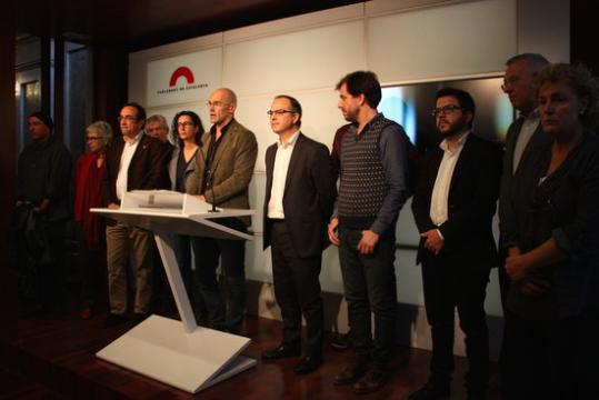 Pla conjunt dels membres de Junts Pel Sí en roda de premsa per explicar la proposta d'acord amb la CUP, amb Raül Romeva al faristol al centre. ACN