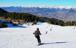 Pla general de diversos esquiadors a l'estació d'esquí gironina Masella aquest dijous 3 de novembre. ACN