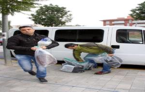 Pla general de dos agents de la Guàrdia Civil carregant una caixa forta i maletins, davant dels jutjats del Vendrell