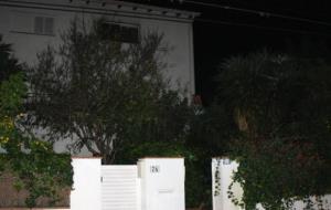 Pla general de la casa de Sitges on hi ha hagut un incendi. La finestra de dalt està ennegrida pel fum