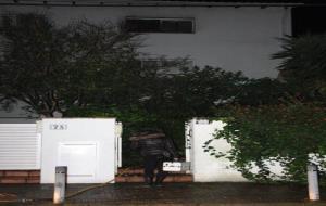 Pla general de la casa de Sitges on hi ha hagut un incendi. La finestra de dalt està ennegrida pel fum