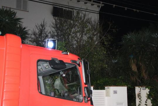 Pla general de la casa de Sitges on hi ha hagut un incendi. La finestra de dalt està ennegrida pel fum. ACN
