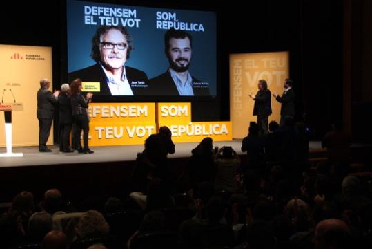 Pla general del cartell electoral que ERC ha desplegat a l'Auditori de Cornellà. ACN