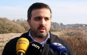 Pla mig del regidor de Medi Ambient de Vilanova i la Geltrú, Gerard Llobet, atenent els mitjans de comunicació a la Platja Llarga